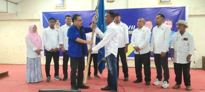 Ketua PWI Aceh, Nasir Nurdin menyerahkan pataka kepadaKetua PWI Bireuen terpilih, Ariadi B Jangka