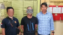 Tim Penyidik Pegawai Negeri Sipil (PPNS) BPOM Aceh menyerahkan seorang tersangka pengedar obat ilegal berinisial AP beserta barang bukti kepada Kejaksaan Negeri (Kejari) Bireuen pada Selasa (26/08/2025).