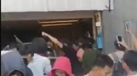 Warga geruduk rumah anggota DPR RI Ahmad Sahroni di Kebon Bawang Tanjung Priok pada Sabtu (30/8/2025)