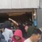 Warga geruduk rumah anggota DPR RI Ahmad Sahroni di Kebon Bawang Tanjung Priok pada Sabtu (30/8/2025)