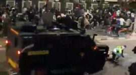 OJOL DILINDAS BRIMOB - Seorang pengemudi ojek online (ojol) dikabarkan tewas setelah terlindas kendaraan taktis milik Brimob