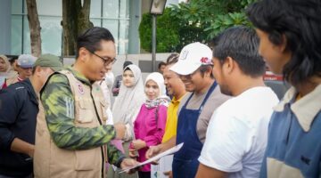 Wali Kota Medan, Rico Waas, menyerahkan sertifikat halal kepada pelaku UMKM di Car Free Day Jalan Pulau Pinang. (Diskominfo Medan)