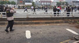 Anggota kepolisian menghalau pengunjuk rasa di depan Gedung DPR, Jakarta, Senin (25/8/2025)

