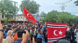 Bendera Bintang Bulan terlihat diarak massa yang melakukan aksi demo di depan Gedung DPR Aceh di Banda Aceh, Senin sore, 1 September 2025.