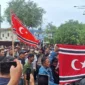 Bendera Bintang Bulan terlihat diarak massa yang melakukan aksi demo di depan Gedung DPR Aceh di Banda Aceh, Senin sore, 1 September 2025.