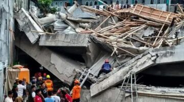 Tim SAR Gabungan mencari korban terjebak bangunan roboh di Ponpes Al Khoziny, Sidoarjo, Jawa Timur.