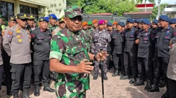 Danrem Lilawangsa Kolonel Inf Ali Imran saat memimpin apel gabungan pengamanan aksi mahasiswa di depan gedung DPRK Lhokseumawe, Senin (1/9/2025). 