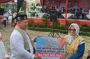 Bupati Aceh Utara H. Ismail A. Jalil (Ayahwa) menyerahkan secara simbolis donasi siswa TK, SD, dan SMP Aceh Utara kepada Koordinator MER-C Aceh Ira Hadiati untuk anak-anak di Gaza, Palestina. Penyerahan donasi itu pada acara Maulid Akbar Nabi Besar Muhammad SAW 1447 H, yang digelar Pemkab Aceh Utara di Lapangan Landing, Kecamatan Lhoksukon, Selasa, 7 Oktober 2025. Foto: Istimewa